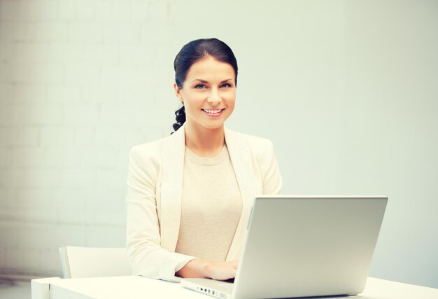 foto van gelukkige vrouw met laptopcomputer.