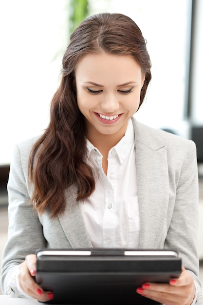 foto van gelukkige vrouw met tablet pc-computer