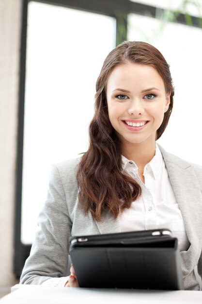 foto van gelukkige vrouw met tablet pc-computer