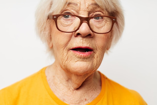 Foto van gepensioneerde oude dame gezondheid levensstijl brillen behandeling close-up