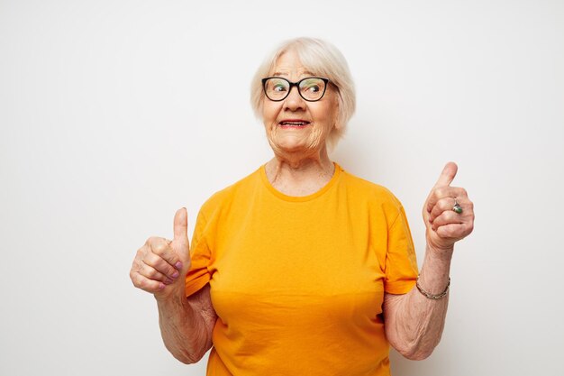 Foto van gepensioneerde oude dame gezondheid levensstijl brillen behandeling geïsoleerde achtergrond