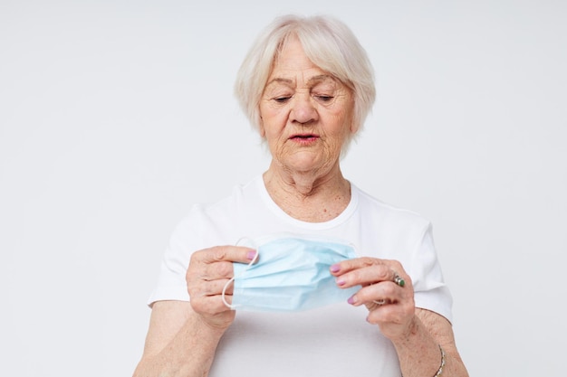 Foto van gepensioneerde oude dame gezondheid levensstijl medisch masker behandeling close-up