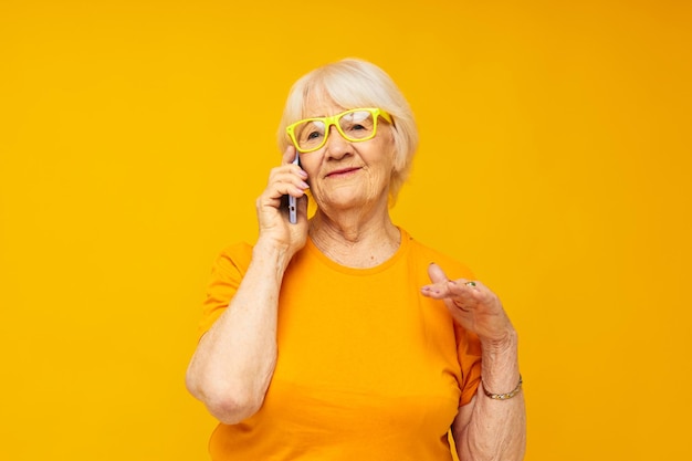 Foto van gepensioneerde oude dame in casual t-shirtcommunicatie via telefoonclose-upemoties