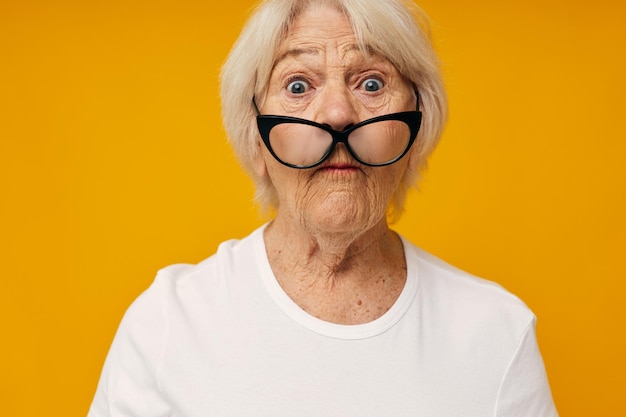 Foto foto van gepensioneerde oude dame zichtproblemen met glazen close-up emoties