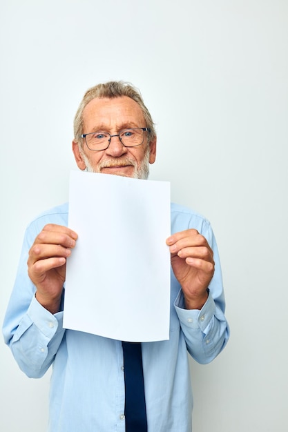 Foto foto van gepensioneerde oude man die documenten vasthoudt met een vel papier lichte achtergrond