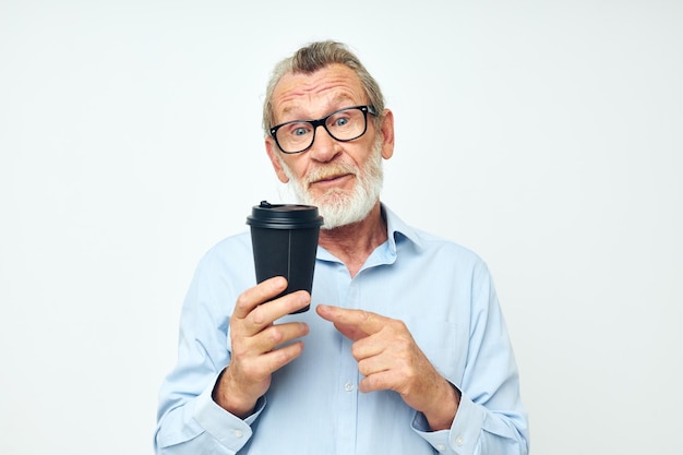 Foto van gepensioneerde oude man gebaren met zijn handen een glas drank lichte achtergrond