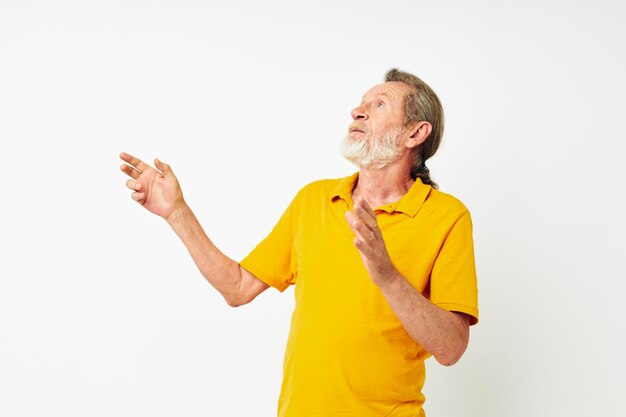 Foto van gepensioneerde oude man handgebaar grijze baard leuk zwart-wit shot