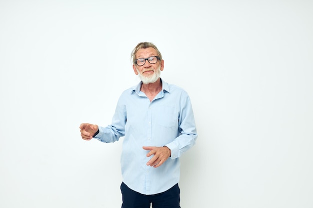 Foto van gepensioneerde oude man in blauwe hemden gebaren met zijn handen bijgesneden weergave