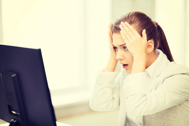 foto van gestresste student met computer op kantoor