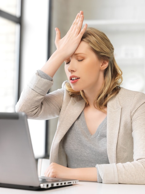 Foto van gestresste vrouw met laptopcomputer