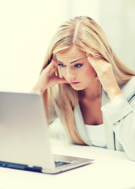 foto van gestresste zakenvrouw met laptop op het werk