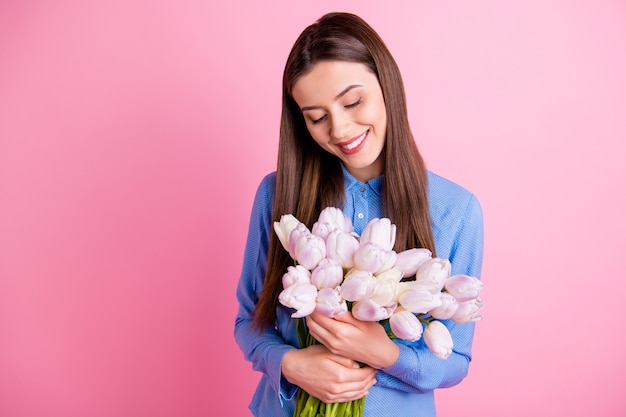 Foto van geweldige dame die grote verse witte tulpen bos in handen houdt