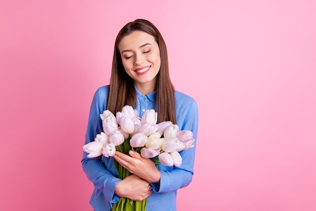 Foto van geweldige dame met grote verse witte tulpen bos in handen ogen sluiten