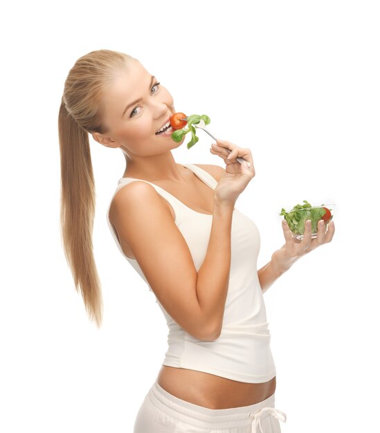 foto van gezonde vrouw met kom met salade