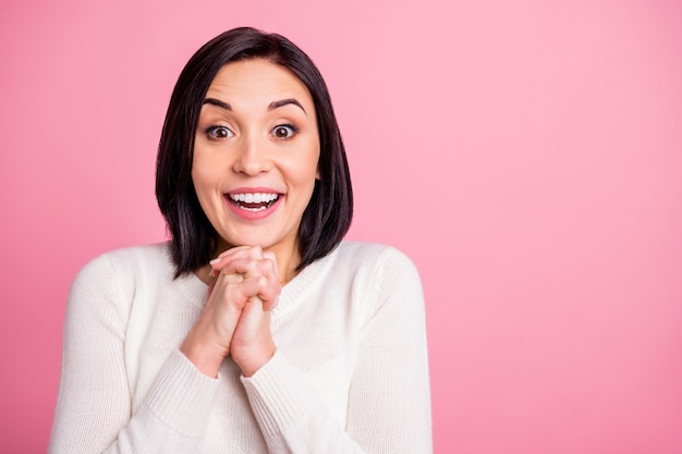 Foto van grappige brunette vrouw met witte trui geïsoleerd op roze