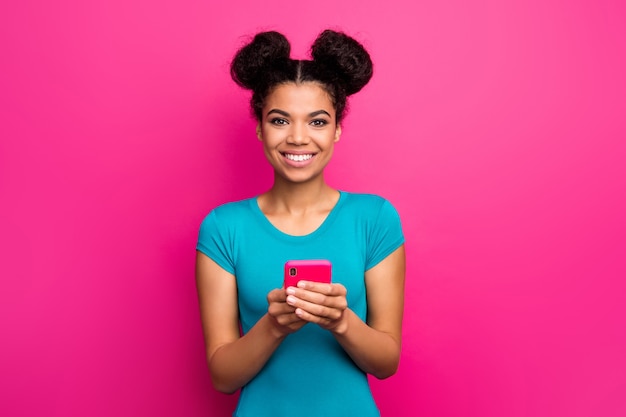 Foto van grappige dame twee broodjes van de kereltje donkere huid houdt telefoon