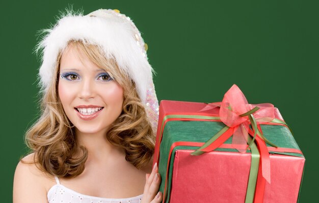 foto van happy santa helper met geschenkdoos