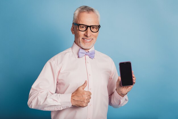 Foto van herenverkoper die het nieuwe model van de smartphone toont