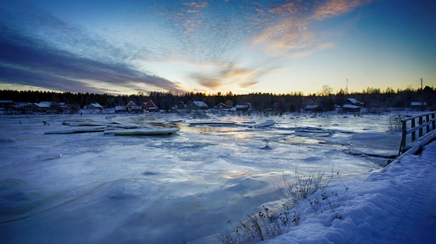 Foto van het oude dorp van Karelië in de winter