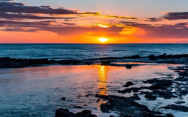 Foto van het paradijsstrand overdag met zonsondergang
