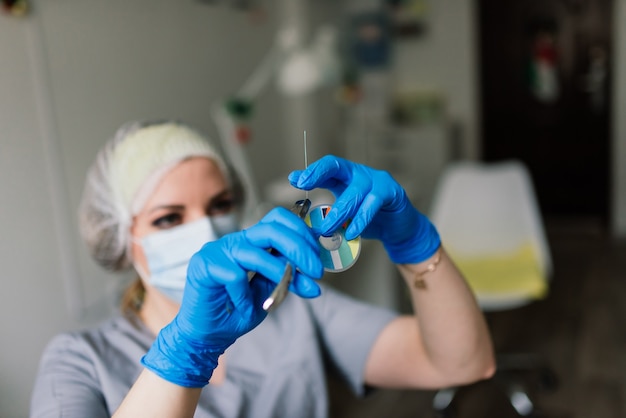 Foto van het professionele pedicureproces met het model