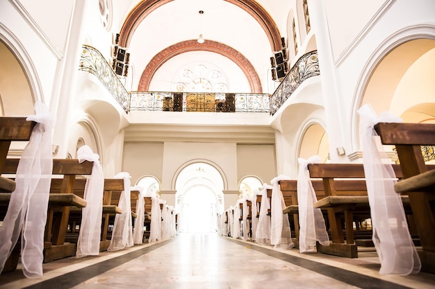 Foto van het terrein van de kerk voor de huwelijksceremonie