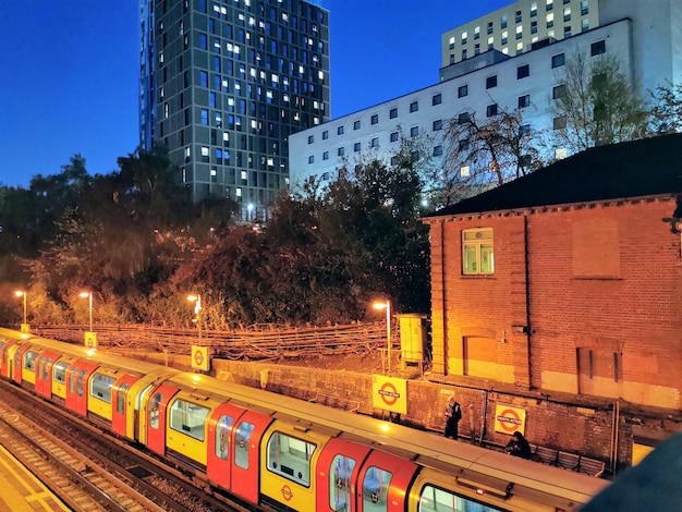 Foto van het treinstation van North Acton.