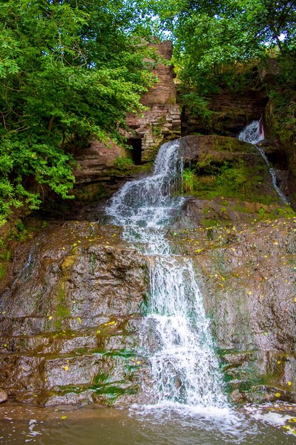 Foto van hoge waterval in de bergen