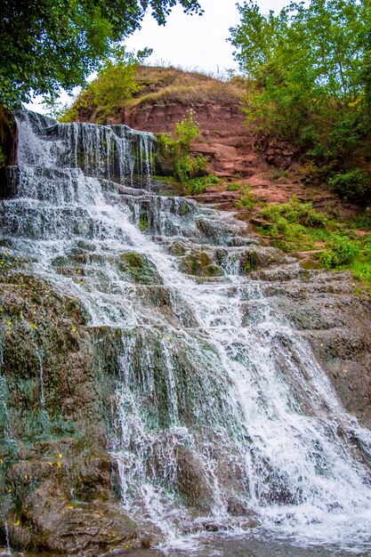 Foto van hoge waterval in de bergen