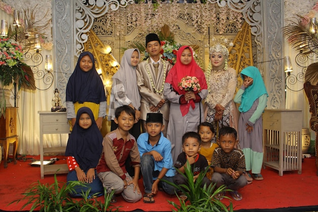 foto van Indonesische bruiloft met familie
