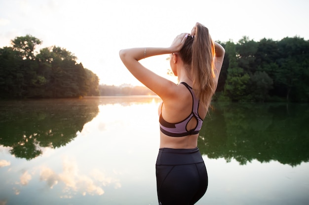 Foto van jonge aantrekkelijke gelukkig fitness vrouw.