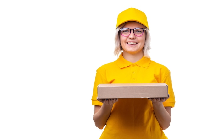 Foto van jonge koerier met bril en gele t-shirt met doos in haar handen