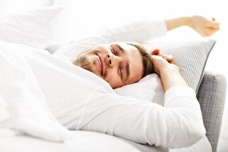 Foto foto van jonge man die zich uitstrekt in bed