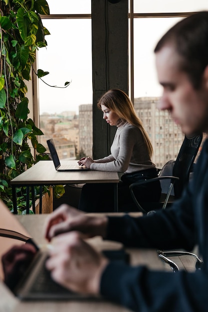 Foto van jonge mensen die achter een computer werken in een modern coworking-kantoor