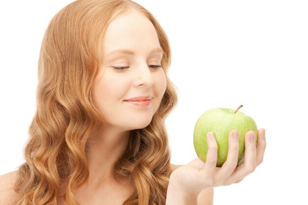 foto van jonge mooie vrouw met groene appel.