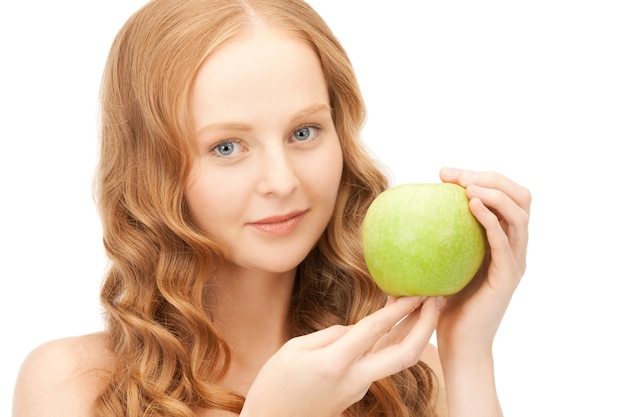 Foto van jonge mooie vrouw met groene appel.