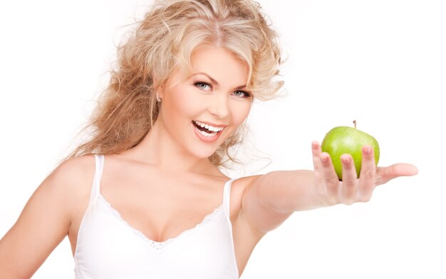 foto van jonge mooie vrouw met groene appel