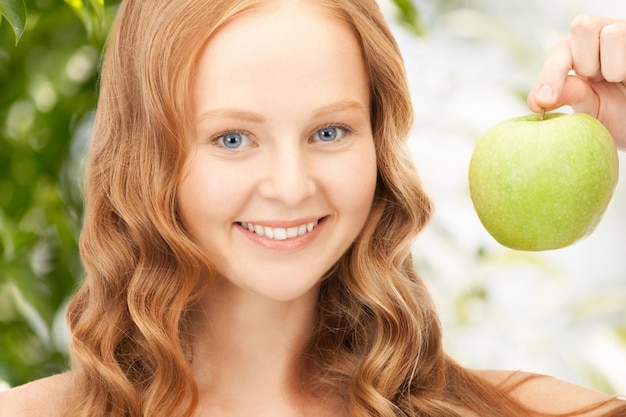 foto van jonge mooie vrouw met groene appel