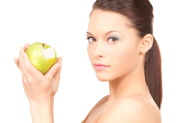 foto van jonge mooie vrouw met groene appel