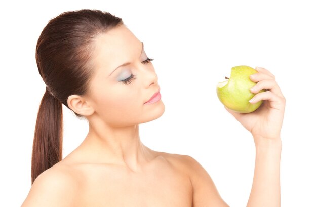 foto van jonge mooie vrouw met groene appel