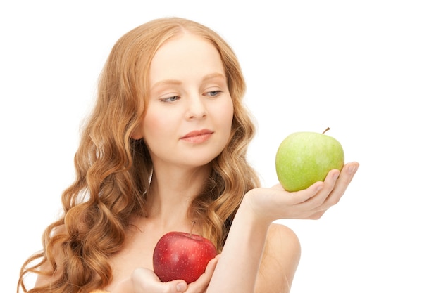 foto van jonge mooie vrouw met groene en rode appels