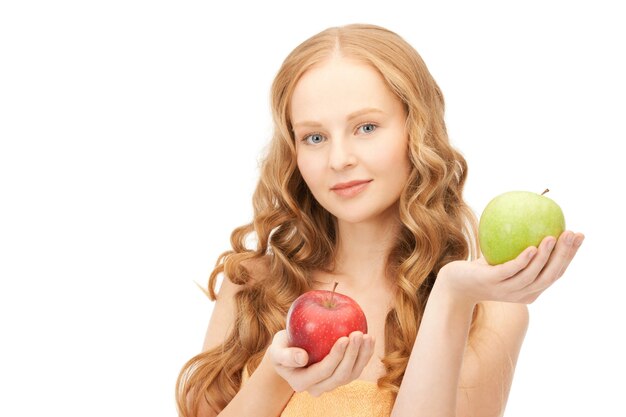 foto van jonge mooie vrouw met groene en rode appels