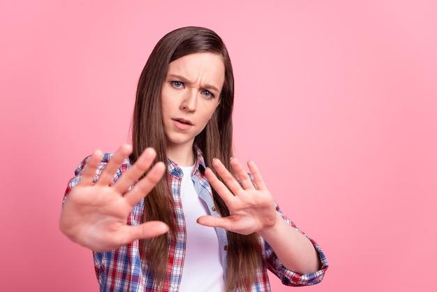 Foto van jonge mooie vrouw toont armen geen stop-symbool weigeren ontkenning geïsoleerd over roze kleur achtergrond