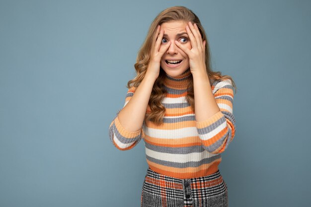 Foto van jonge positieve gelukkig lachend mooie vrouw met oprechte emoties stijlvolle kleding dragen