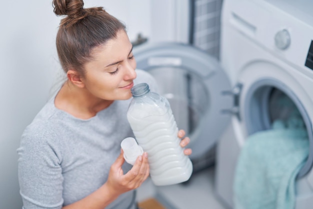 Foto van jonge vrouw die de was doet