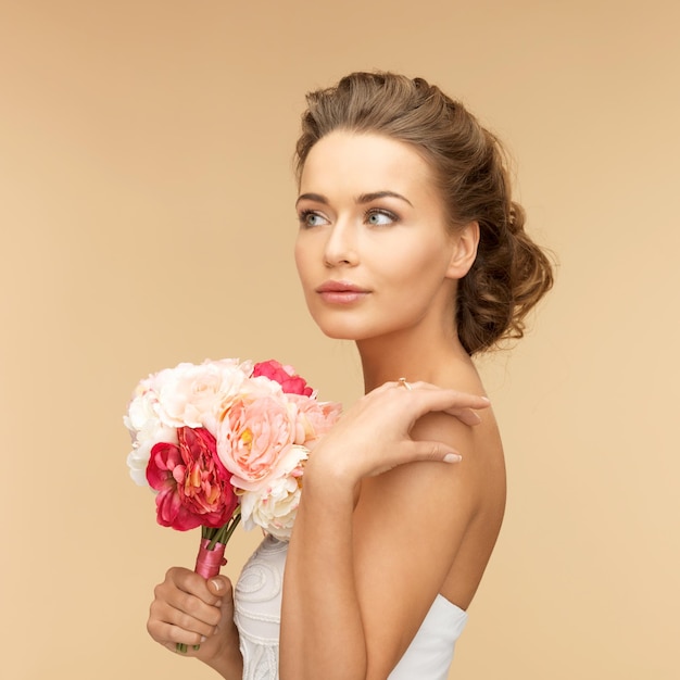 foto van jonge vrouw met boeket bloemen