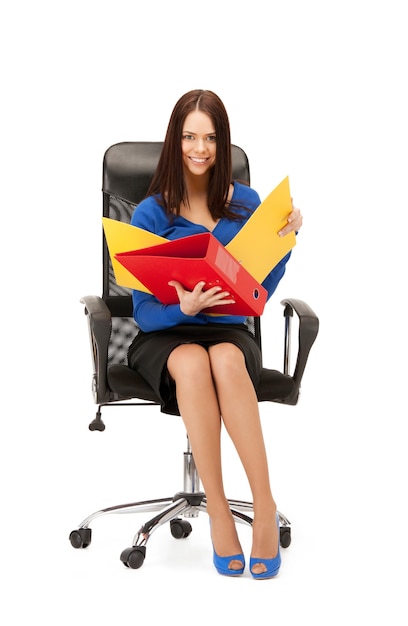 foto van jonge zakenvrouw met mappen in de stoel