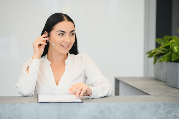 Foto van knappe receptioniste aan het werk