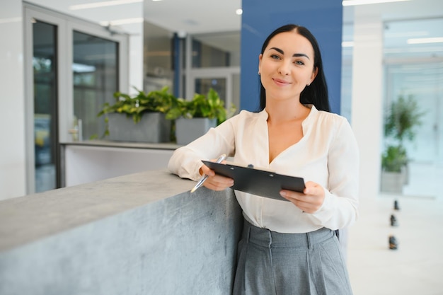 Foto van knappe receptioniste aan het werk