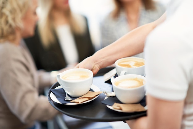 Foto van koffie op zakelijke bijeenkomst in restaurant